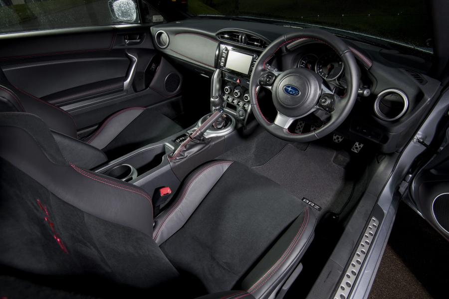 Интерьер Subaru BRZ 2016 года  (UK) (фото 22 из 40)